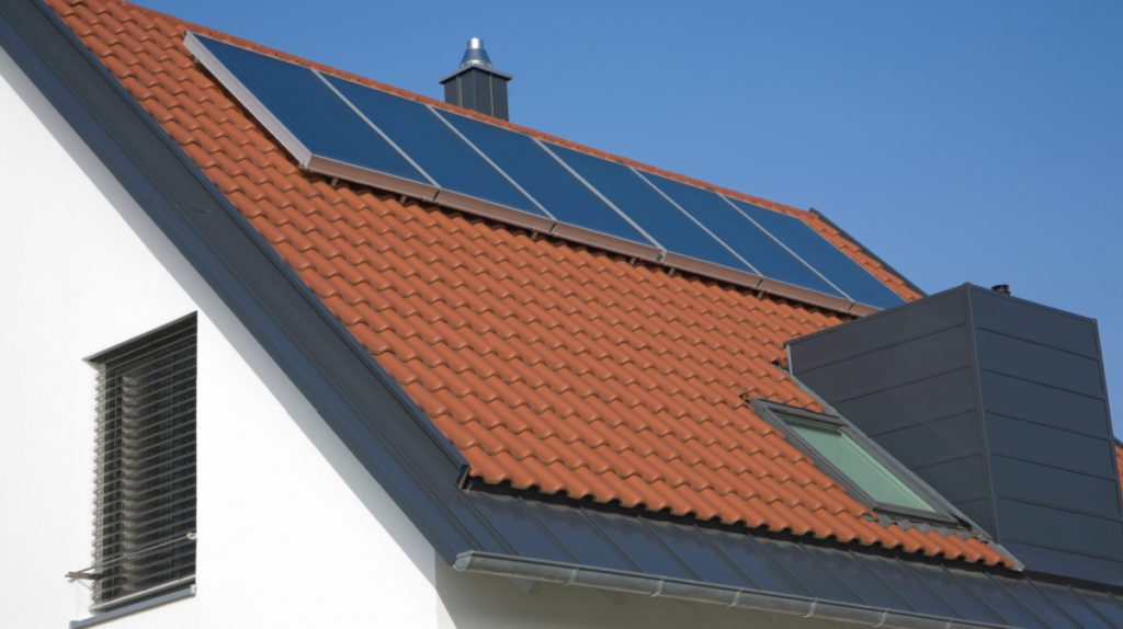 Solceller på tak med takstein